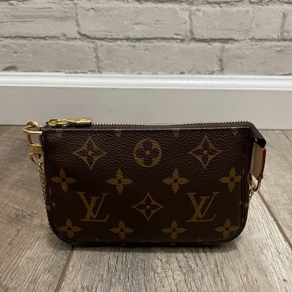 ** SOLD ** LOUIS VUITTON Mini Pochette in Monogram Canvas - Picture 1 of 11